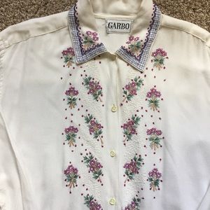 Women’s embroidered ivory colored top. Small